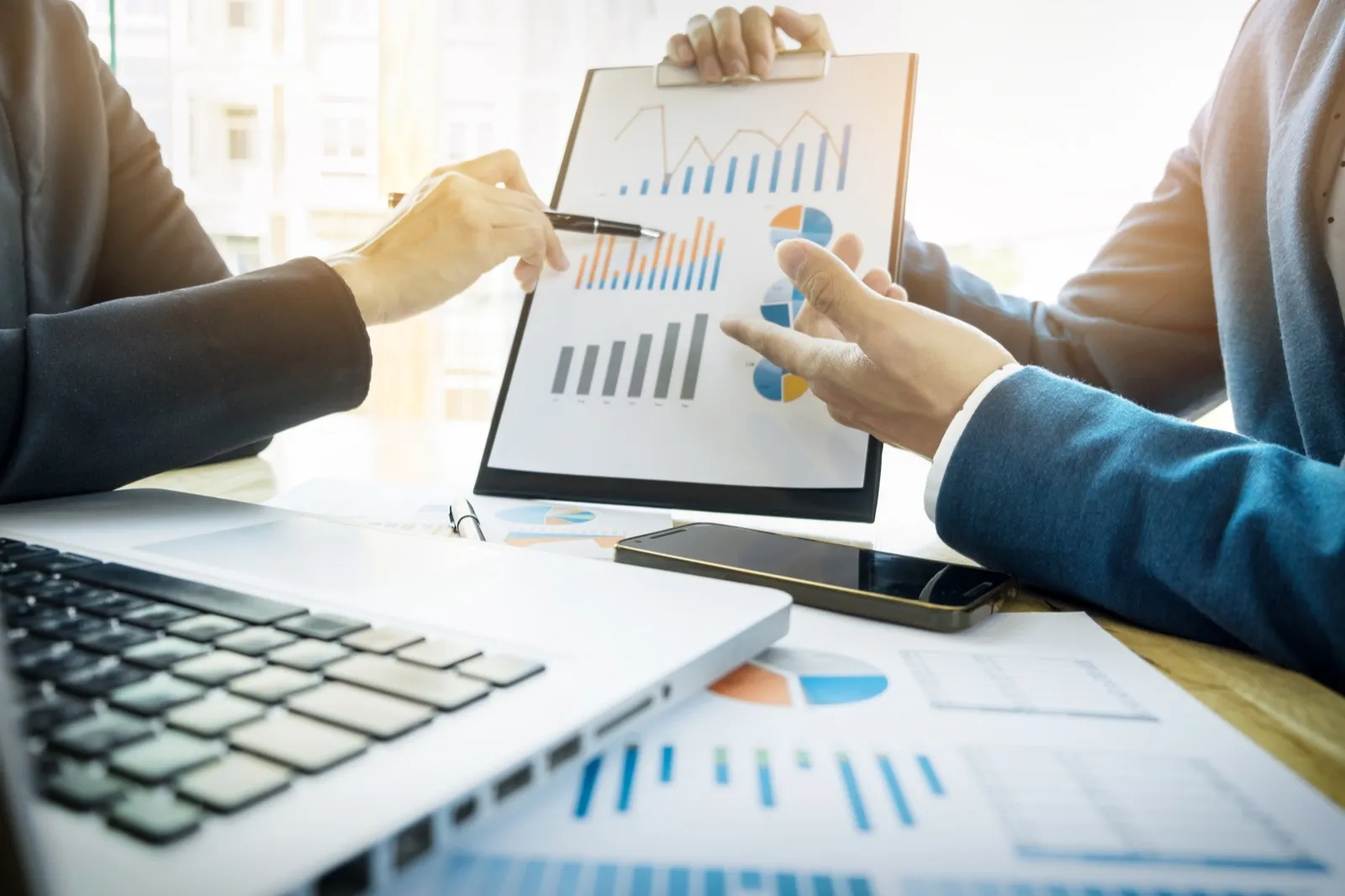 Equipo analizando gráficos financieros y métricas de corporate finance