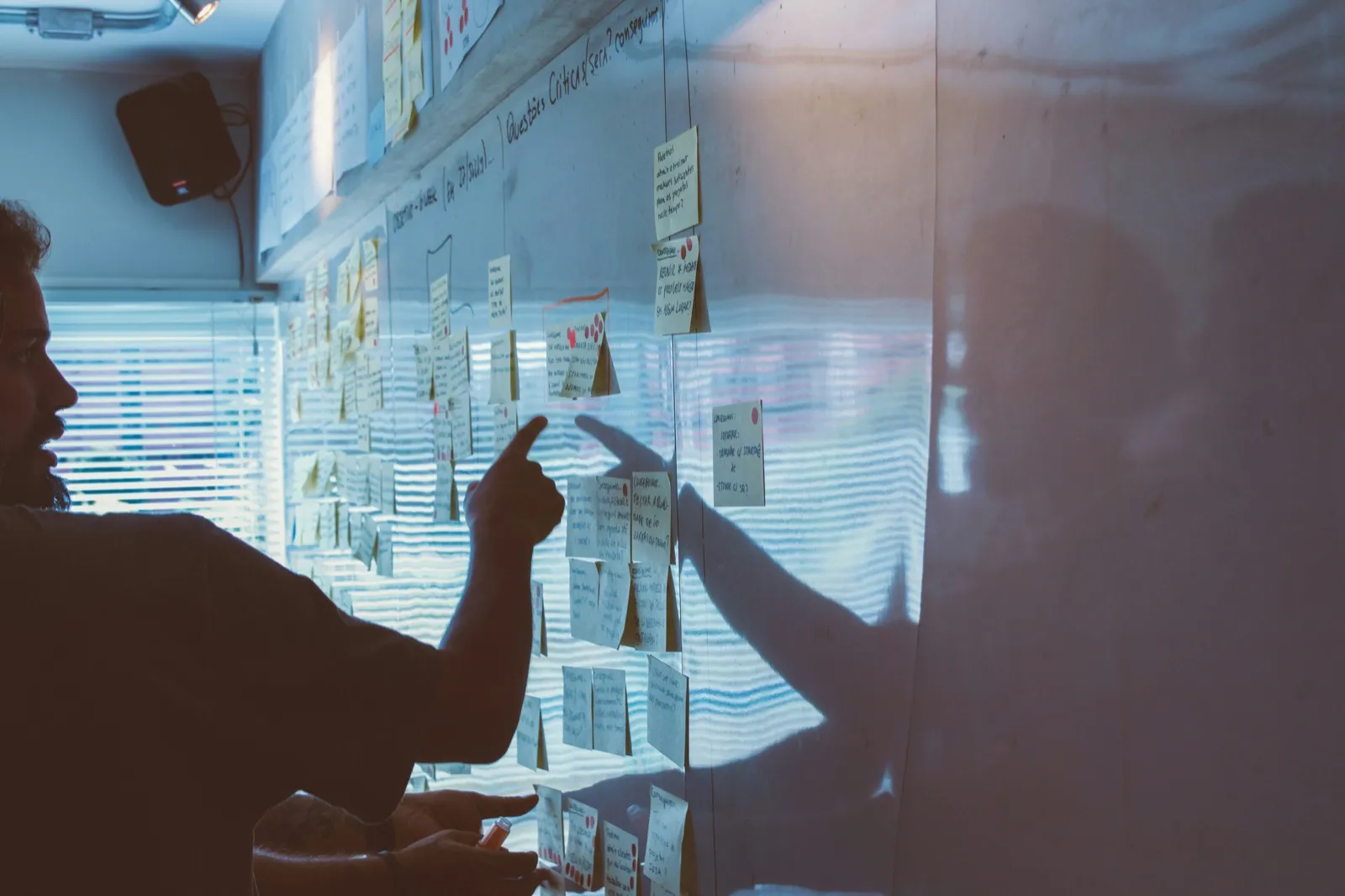Equipo directivo trabajando en plan estratégico de crecimiento